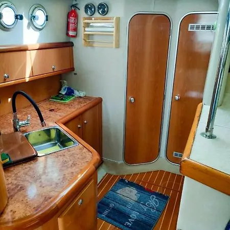 Bateau-hôtel Yacht Sealine Cannes
